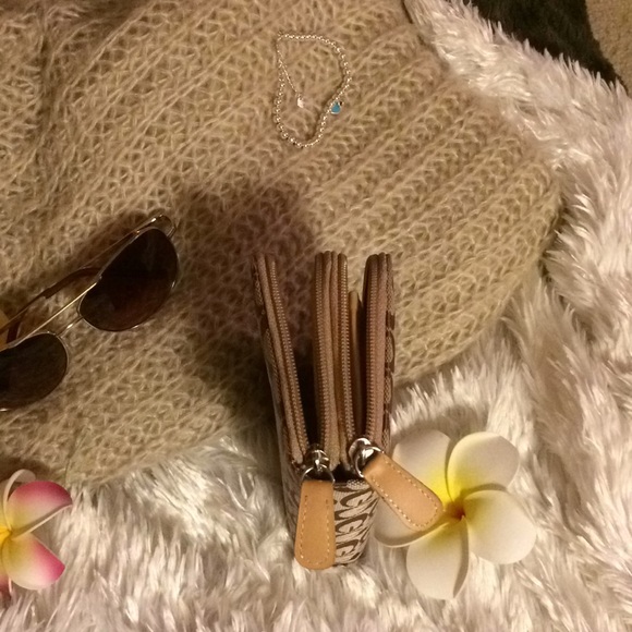 Multi function wallet double zips all d way around - Picture 7 of 8